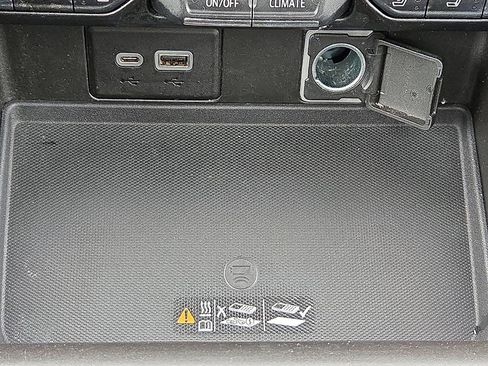 Used 2021 Chevrolet Tahoe Premier w/ Premium Package image 19