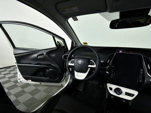 Used 2018 Toyota Prius Four Touring image 19