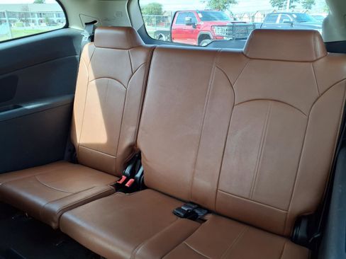 Used 2015 Chevrolet Traverse LT image 17