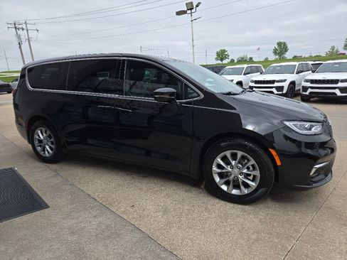 Used 2026 Chrysler Pacifica Limited FWD image 11