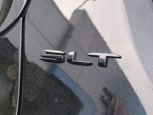 Used 2023 GMC Acadia SLT w/ Elevation Edition image 14