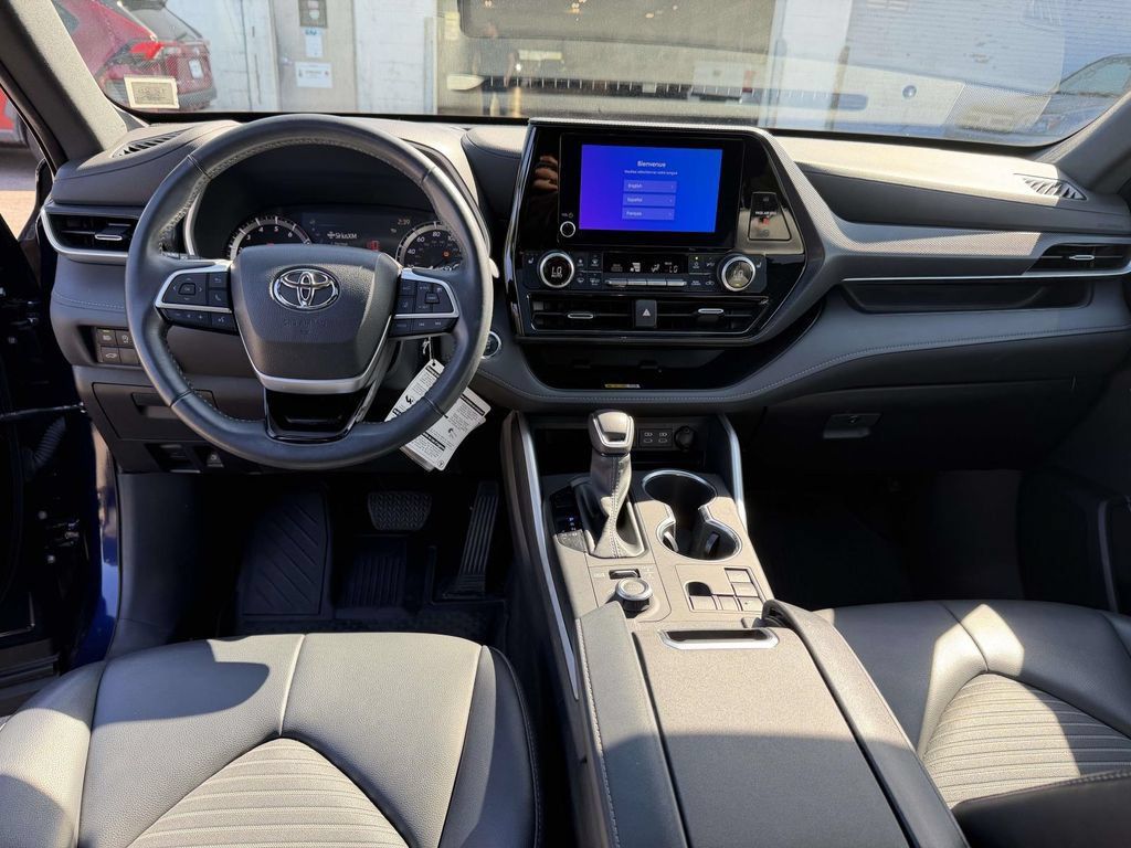 Used 2023 Toyota Highlander XSE AWD/4WD image 19