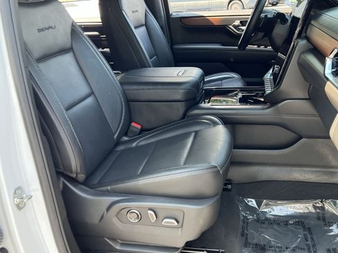 Used 2025 GMC Yukon XL Denali AWD/4WD image 34