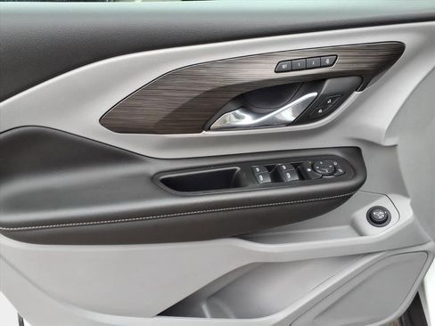 Used 2024 GMC Terrain SLT image 12