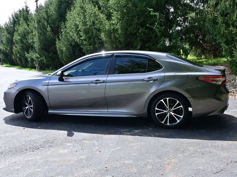 Used 2018 Toyota Camry SE w/ Moonroof Package FWD image 18