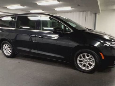 Used 2023 Chrysler Pacifica Touring-L FWD image 2