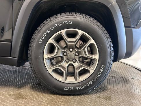 Used 2022 Jeep Cherokee Trailhawk w/ Premium Leather Package AWD/4WD image 30