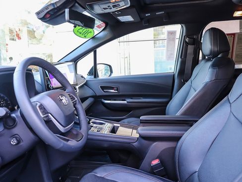 Used 2025 Toyota Sienna Platinum image 18