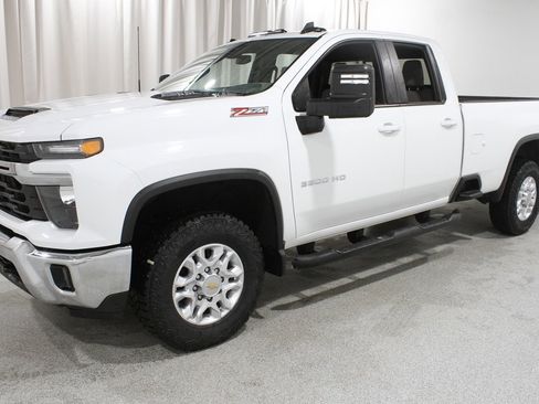 Used 2025 Chevrolet Silverado 3500 LT w/ Convenience Package image 3