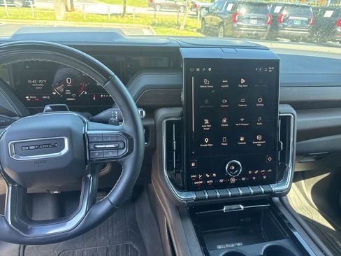 Certified 2025 GMC Yukon Denali Ultimate w/ LPO, Floor Liner Package AWD/4WD image 11