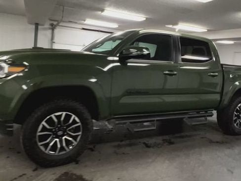 Used 2022 Toyota Tacoma TRD Sport w/ TRD Premium Sport Package AWD/4WD image 4