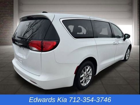 Used 2023 Chrysler Voyager LX image 3
