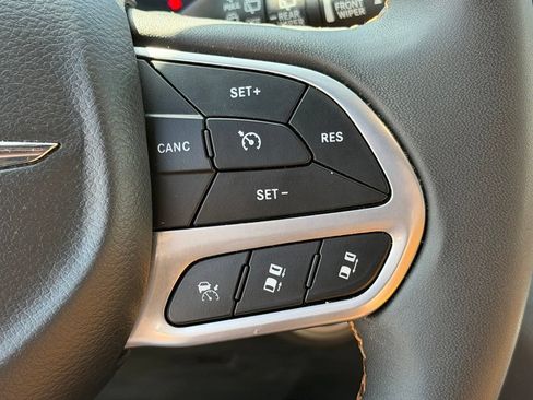 Used 2023 Chrysler Pacifica Pinnacle FWD image 18