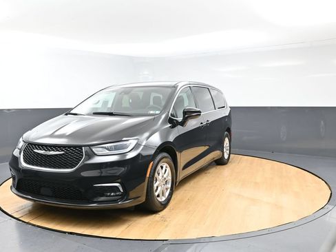 Used 2025 Chrysler Pacifica Select FWD image 5