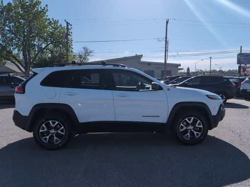 Used 2017 Jeep Cherokee Trailhawk AWD/4WD image 5
