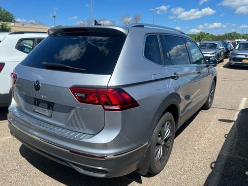 Used 2023 Volkswagen Tiguan SE FWD image 3