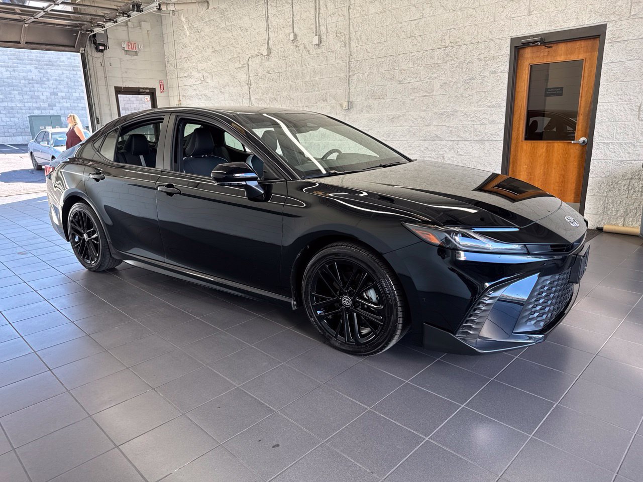 Used 2025 Toyota Camry SE w/ Convenience Package FWD image 1