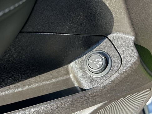 Used 2024 GMC Terrain SLT image 15