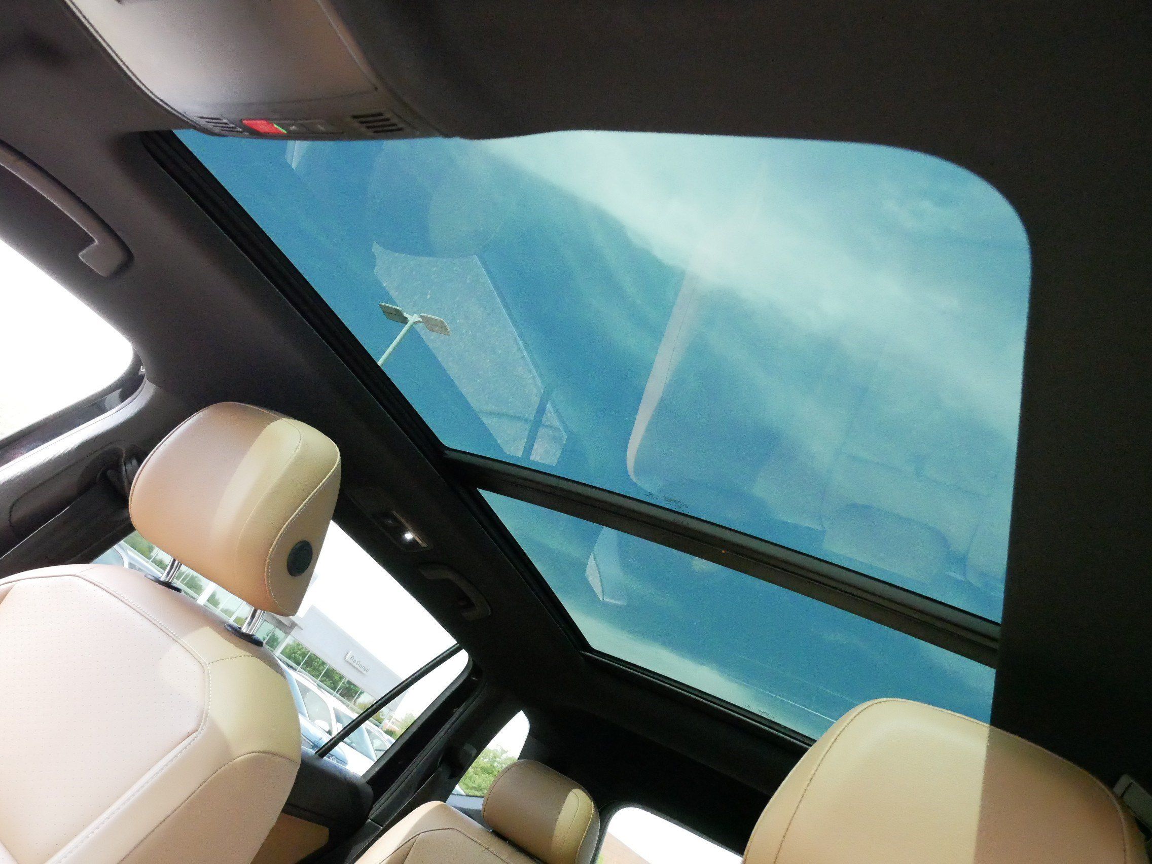 Used 2022 Volkswagen Tiguan SE w/ Panoramic Sunroof Package AWD/4WD image 33