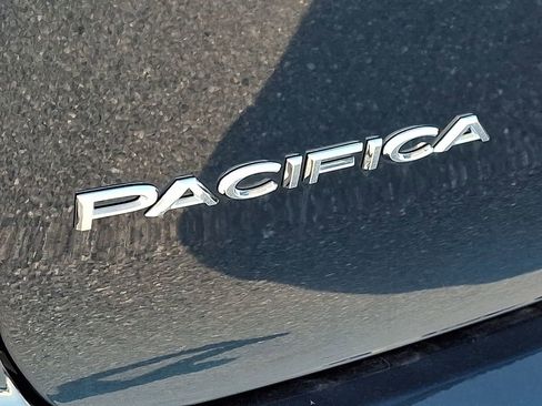 Used 2024 Chrysler Pacifica Limited FWD image 36