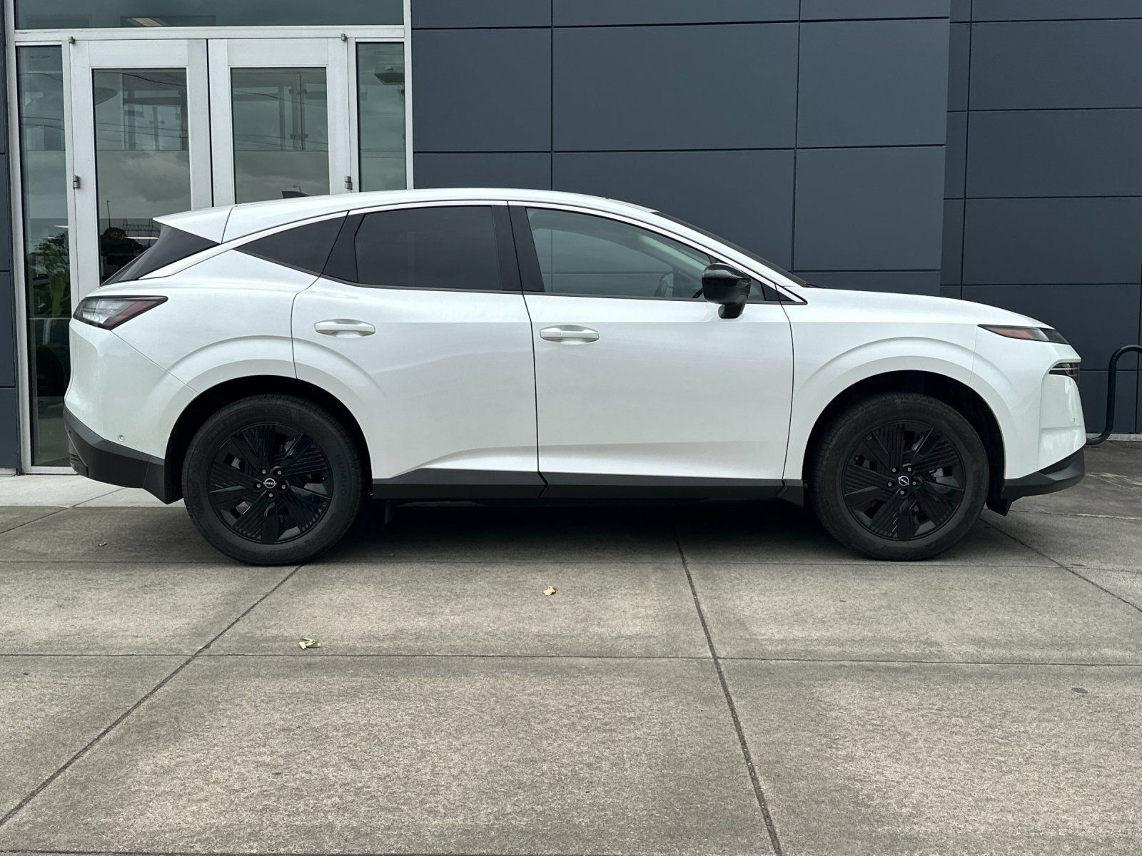 Used 2025 Nissan Murano SV AWD/4WD image 2