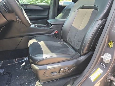 Used 2024 Jeep Grand Cherokee L Altitude AWD/4WD image 5
