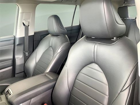 Used 2024 Toyota Highlander XLE image 15