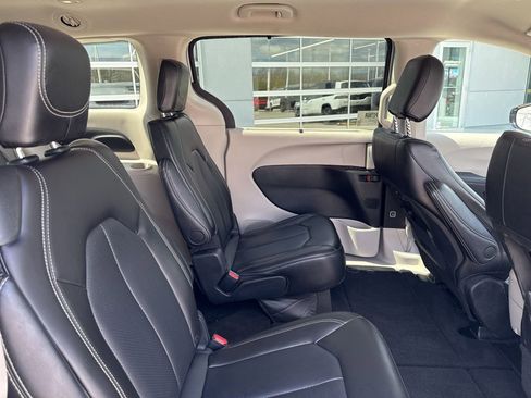 Used 2024 Chrysler Pacifica Touring-L FWD image 39