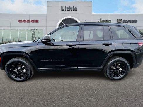 Used 2024 Jeep Grand Cherokee Altitude image 3