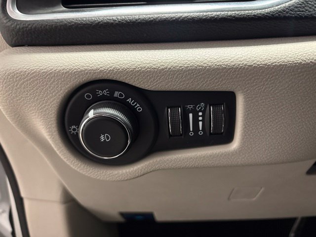 Used 2024 Chrysler Pacifica Limited FWD image 14