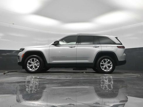 Used 2023 Jeep Grand Cherokee Limited w/ Trailer Tow Prep Group (B) AWD/4WD image 21