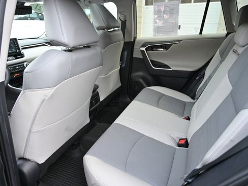 Used 2021 Toyota RAV4 Limited image 17