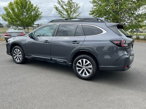 Used 2023 Subaru Outback Premium AWD/4WD image 3