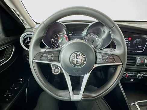 Used 2018 Alfa Romeo Giulia AWD image 11