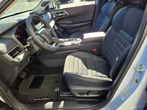 New 2025 Mitsubishi Outlander SE image 15