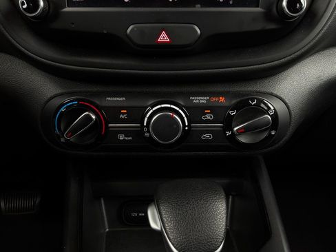 Used 2025 Kia Soul LX w/ LX Technology Package FWD image 25