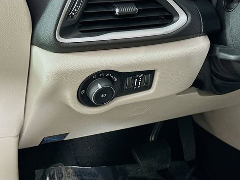 Certified 2024 Chrysler Pacifica Touring-L image 17