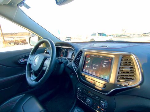 Used 2021 Jeep Cherokee Trailhawk w/ Comfort/Convenience Group image 39