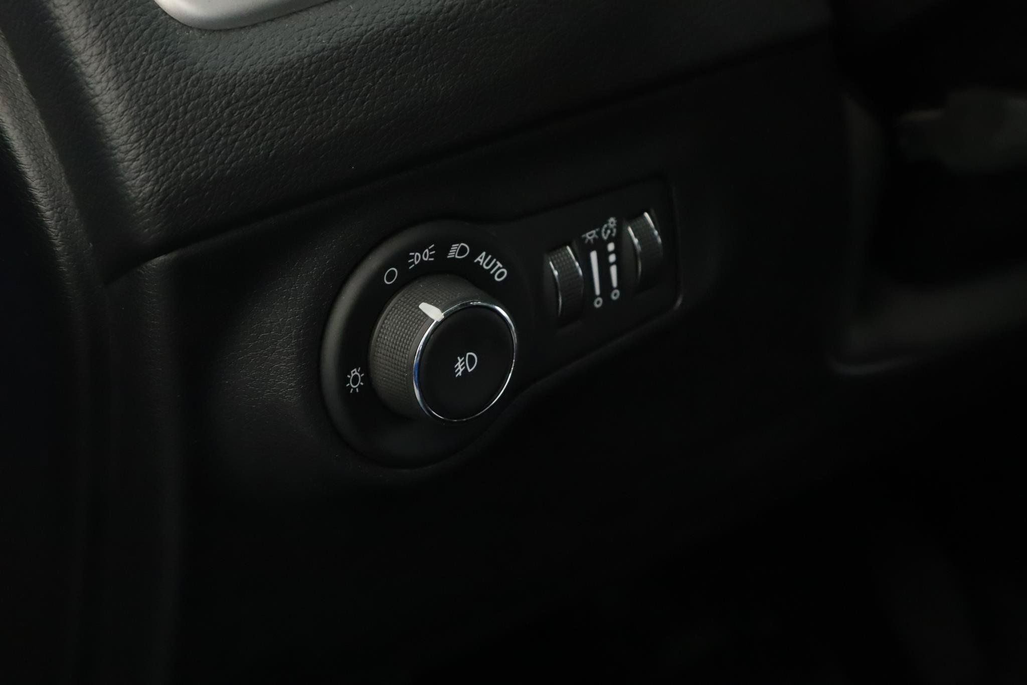 Used 2018 Jeep Compass Latitude w/ Popular Equipment Group AWD/4WD image 8