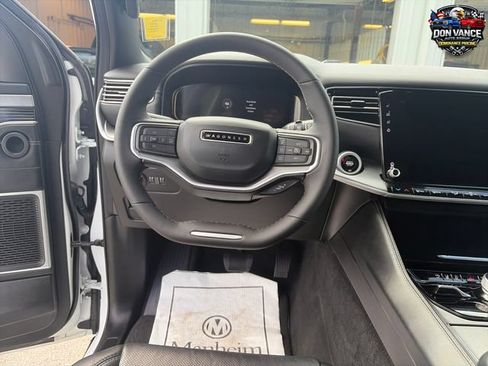 Used 2025 Jeep Wagoneer 4WD image 13