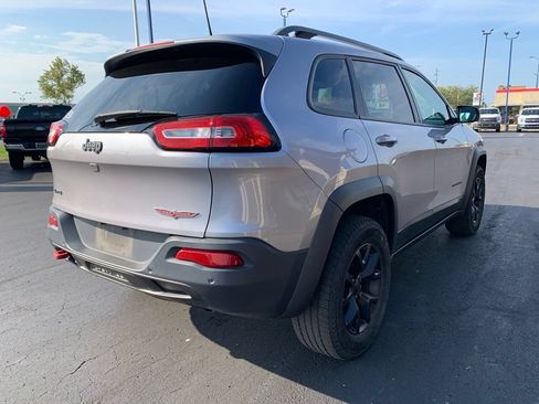 Used 2018 Jeep Cherokee Trailhawk AWD/4WD image 3