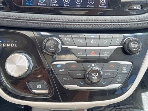 Used 2020 Chrysler Pacifica Limited w/ Tire & Wheel Group FWD image 11