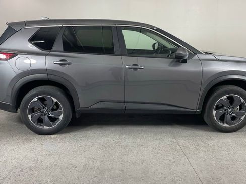 Used 2025 Nissan Rogue SV FWD image 2