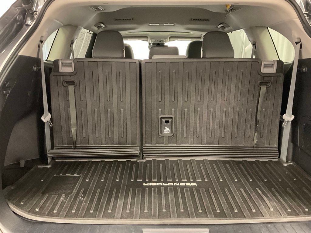 Used 2021 Toyota Highlander XLE AWD/4WD image 23