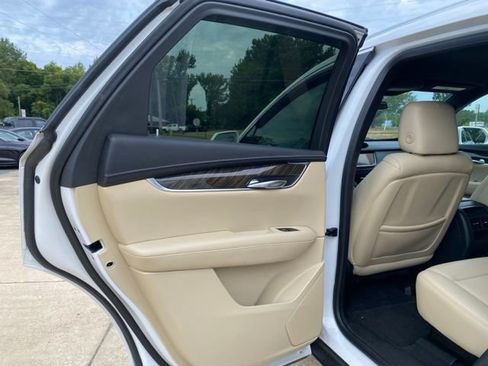 Used 2019 Cadillac XT5 FWD image 16