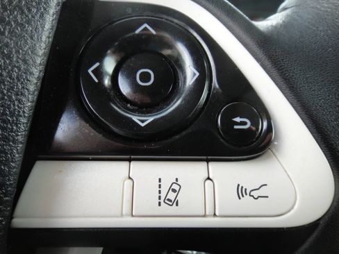 Used 2017 Toyota Prius Four FWD image 19