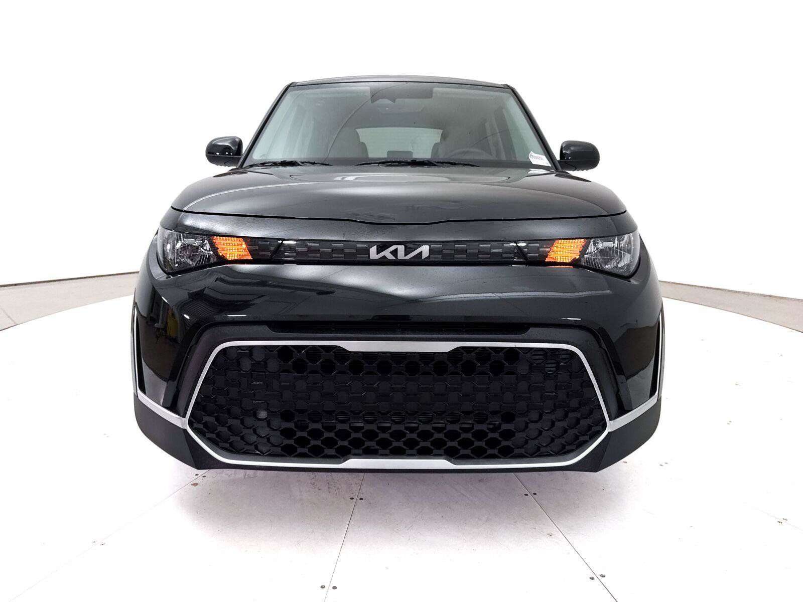 Used 2025 Kia Soul LX w/ LX Technology Package FWD image 12