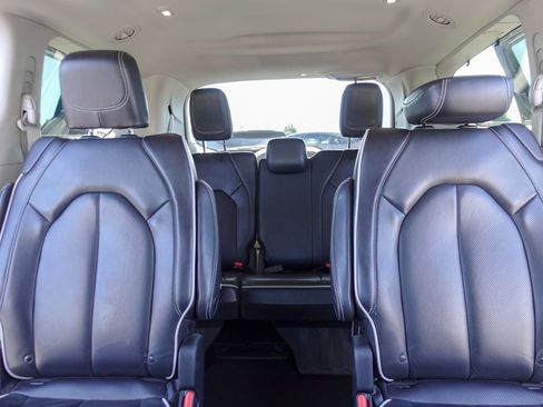 Used 2023 Chrysler Pacifica Limited FWD image 13