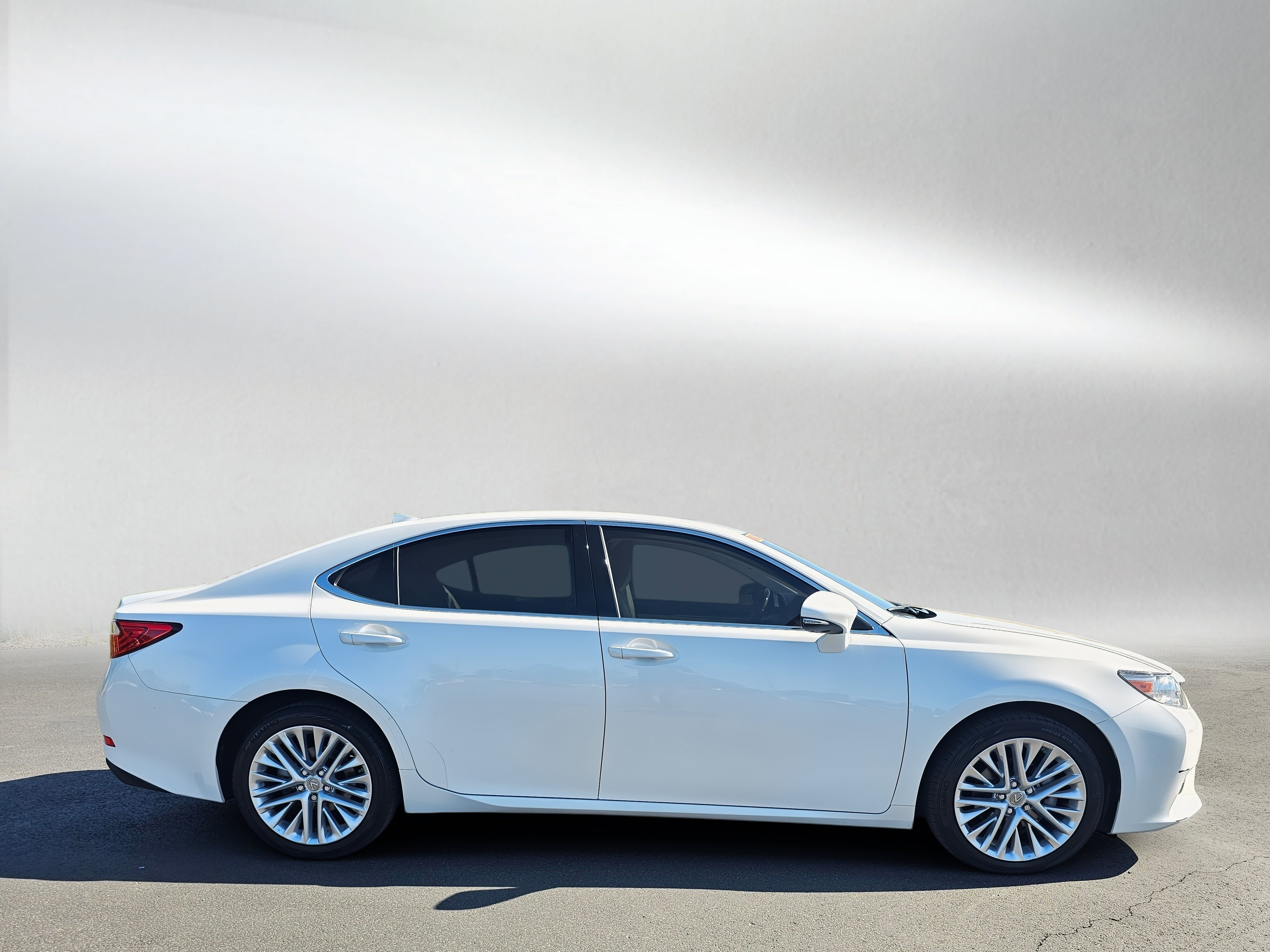 Used 2015 Lexus ES 350 w/ Luxury Package FWD image 6