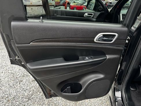 Used 2018 Jeep Grand Cherokee Limited image 16